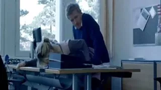 Młoda kobieta oddaje darmowy brutalny seks się rozpuście w łóżku.
