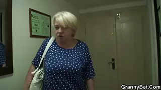 Brunetka bawi się kutasem. darmowe sex mamuśki