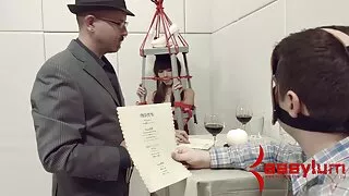 Brodaty kręci dziewczynę na kutasie. polski seks darmowy