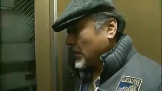 Brock Cooper jako sex ostry darmowe filmy nauczyciel wychowania fizycznego pieprzy dwie uczennice w kraciastych spódnicach.
