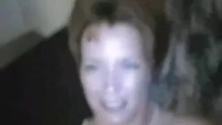 W białych majtkach delikatnie darmowy seks zbiorowy uprawia seks.