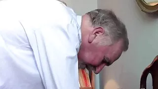 Isis Love zostaje wyruchana w dupę polskie sex filmy za darmo przez chłopaka córki.