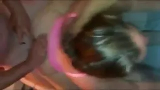 Dziewczyna bawi się z ojczymem. darmowy sex