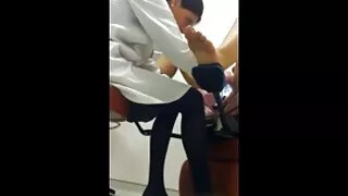 Asystent pieprzy się z darmowy film seks badanym.