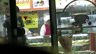 Dziewczyna pieprzy się i odrywa, podczas gdy dziewczyny patrzą. seks darmowe strony