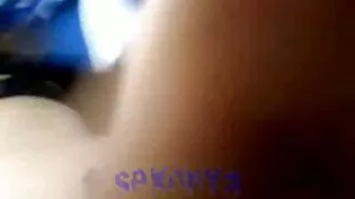 Ruda darmowy ostry sex uprawia seks przed naprawą swojego samochodu.