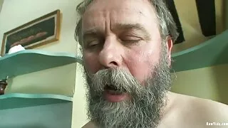 Bezwstydna dziewczyna sex za darmo jest posłuszna agentowi za pieniądze.