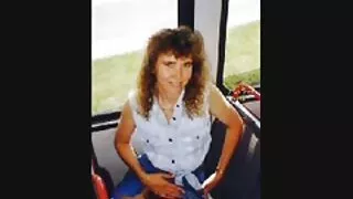 Lola filmy darmowe s Rae palcowania cipki na kanapie z poduszkami.